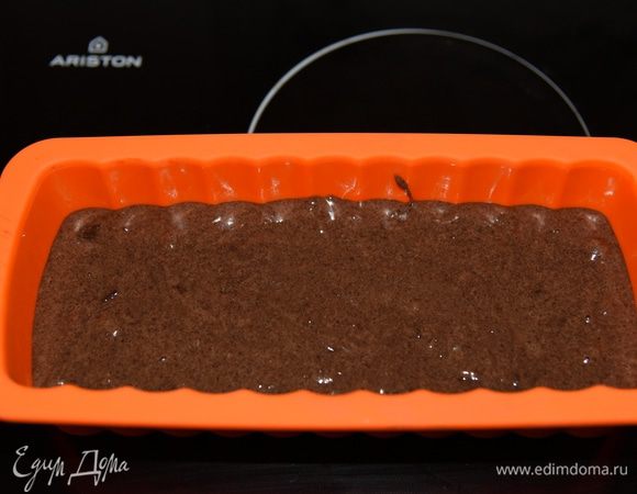Тесто вылить в форму и выпекать при 180 градусов 45-50 минут до пробы на сухую лучину. Аромат миндаля заполнил квартиру.