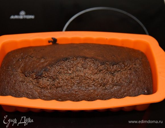 Готовый кекс остудить в форме. Настоятельно рекомендую подавать на следующий день - кекс станет вкуснее. 