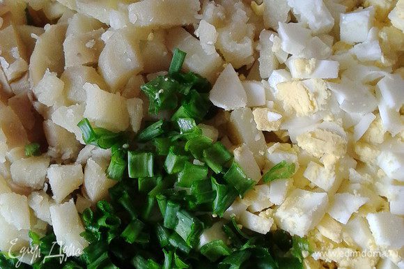 Очистить от мундира отваренный картофель и измельчить. Яйца отварить, порезать кубиком. Измельченный кубиком лук, обжарить на растительном масле. По желанию можно добавить зелёного лучка.