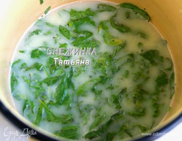 Руколу предварительно промыть и обсушить, если необходимо. В кастрюльку влить половину сливок, добавить сахар, ванилин, руколу. Поставить на огонь, довести до кипения, проварить минутку и оставить под крышкой.

