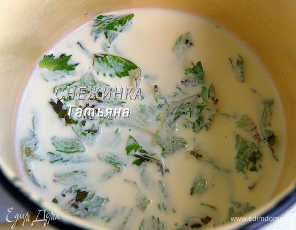 Веточки мяты предварительно промыть и обсушить, если необходимо. В кастрюльку или сотейник влить вторую половину сливок, положить мяту. Поставить на огонь, довести до кипения. Оставить настаиваться под крышкой до полного остывания.