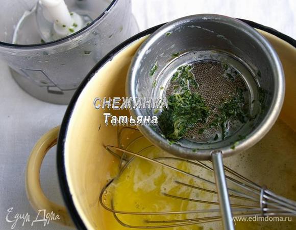 Когда сливки с руколой остынут, перелить всё в блендер и измельчить. Затем процедить через сито и хорошенько отжать жмых.

