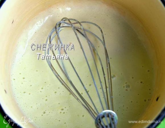 Из сливок с мятой вынуть веточки мяты и хорошо их отжать, данную жидкость также добавить в общую массу с желтками. Поставить всё на маленький огонь и довести массу до кипения, постоянно помешивая венчиком, но не кипятить. В процессе нагревания масса загустеет. Оставить её остывать на холодной водяной бане, периодически перемешивая.
