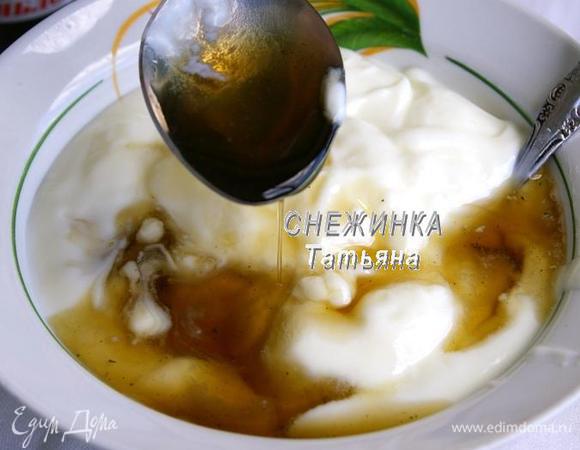 В это время йогурт смешать с мятным сиропом.