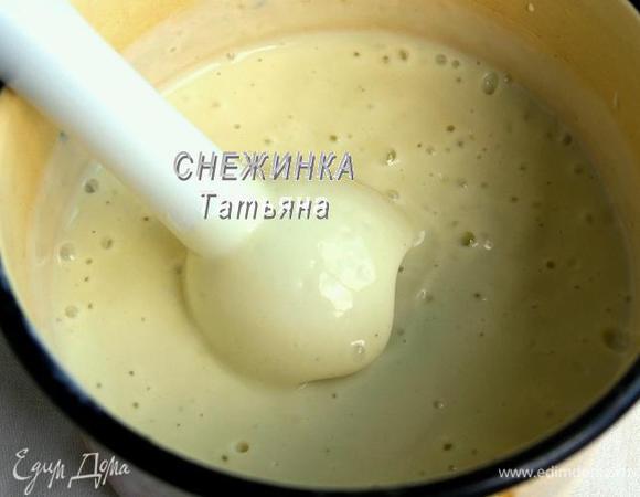 Когда заварная основа остынет, соединить её с мятным йогуртом. Пробить всё блендером для воздушности и однородности.

