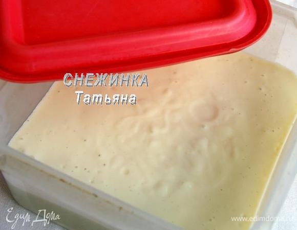 Вылить массу в контейнер для заморозки. Убрать в морозильную камеру. Каждые 50-60 минут перемешивать мороженое. Оставить на 5-6 часов замерзать. Важно пробить блендером замерзающее мороженое, когда оно станет как очень густое пюре. 

