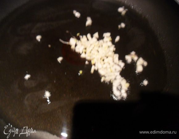 На небольшом количестве растительного масла пассировать измельченный чеснок и имбирь.