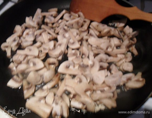 Добавить нарезанные грибы, можно любые (у меня шампиньоны), жарить 5 минут до готовности.