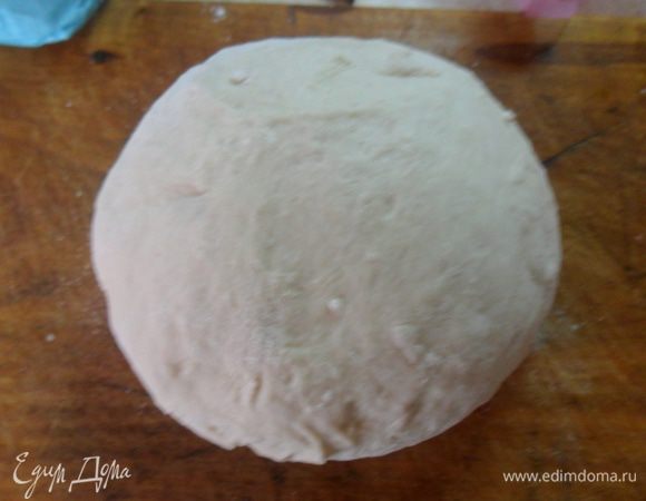 В муку добавить разрыхлитель, влить холодную воду и замесить мягкое тесто.