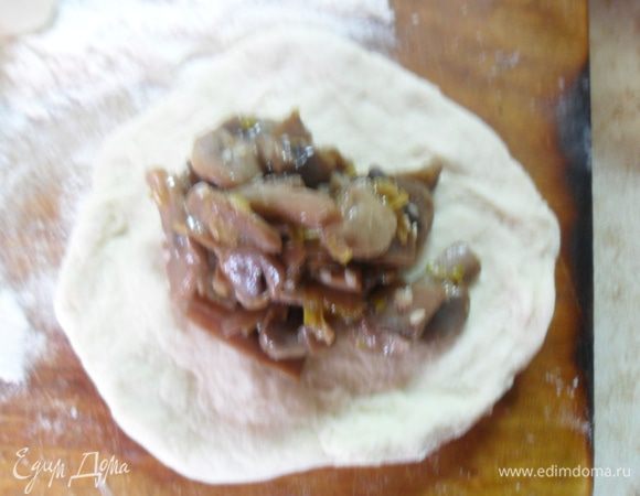 Раскатать пальцами или качалкой шарик и выложить начинку.