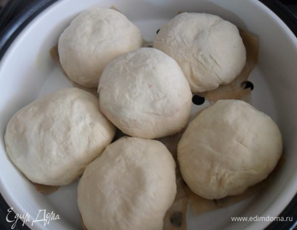 Смазать кусочек пергамента растительным маслом и положить булочку, а затем в пароварку.