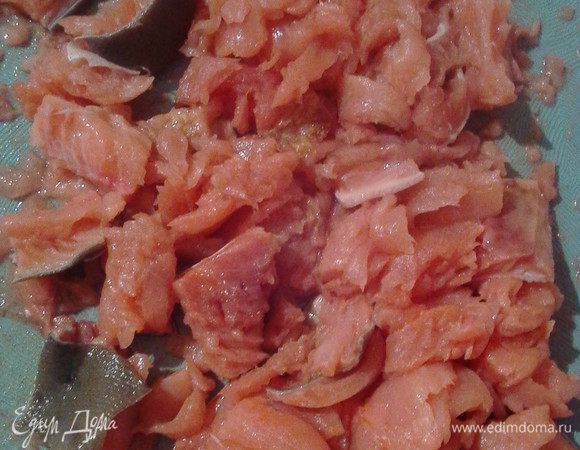 Филе морской рыбы (сегодня у меня это горбуша) порезать кусочками, посолить и поперчить, выложить в смазанную маслом форму.