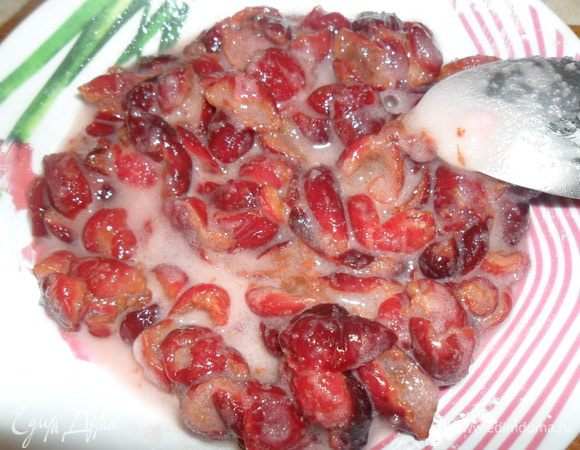 Вишню или черешню сцедить от сока и смешать с половиной сахара и крахмалом. Сахара можно уменьшить, на половину, так как количество сахара для рецепта с вишней.