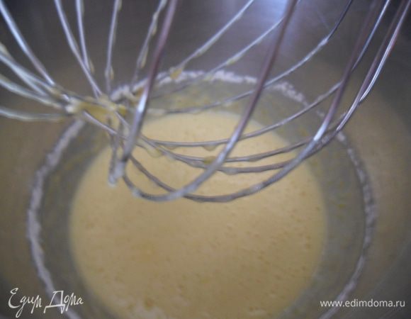 Взбить яйца с оставшимся сахаром и мукой.