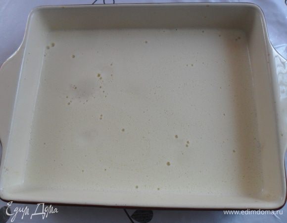 Постепенно влить теплое молоко и сливки. Перемешиваем. Вливаем растопленное масло и еще раз перемешиваем. Вливаем в огнеупорную форму.