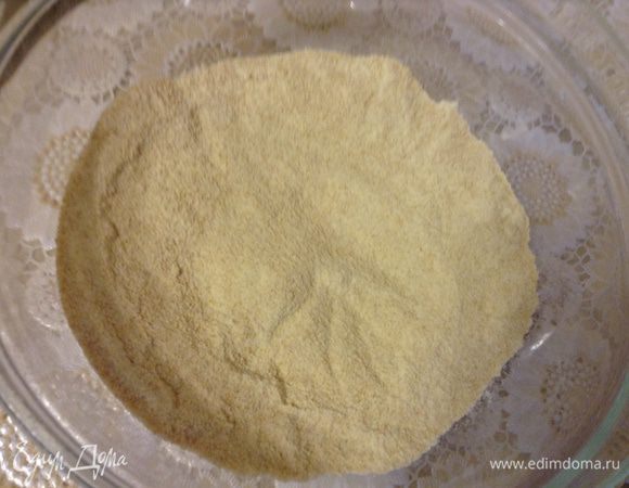 Начну с миндальной муки. Ее можно взять готовую, но я делаю ее сама. Для 150 г муки нужно взять 165 г сырого миндаля, залить кипятком, оставить на 3 минуты, слить, обдать холодной водой, снова залить кипятком на 3 минуты, слить воду, почистить миндаль. Высушить, если есть время. Сам по себе  миндаль высыхает за 3 дня, также можно поставить на 1,5 часа в духовку при 100°C. Также можно вместо миндаля взять миндальные хлопья и все описанное выше пропустить. Далее перемолоть в кофемолке или блендере частями вместе с сахарной пудрой (150 г). Молоть короткими импульсами, чтобы орехи не дали масло. Готовую смесь для макарон (миндальная мука + пудра) просеять. Если есть крупные кусочки, отправить их снова в блендер. Обязательно просеять. Важный момент: готовую смесь для макарон прогреть 5–6 минут в разогретой до 150°C духовке и еще раз просеять.