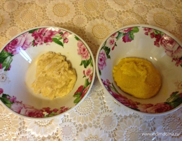 В просеянную смесь влить первые 55 г белка. Если собираетесь использовать краситель, то добавить 1–2 капли. Капнуть на белок (краситель должен быть сухим или гелиевым, жидкие не подходят). Если вы окрашиваете макарон с помощью какао, то его масса не должна быть выше 5% от общего веса массы (миндальная мука + сахарная пудра), в данном случае не больше 15 г. Еще хочу остановиться на белках. Кто сталкивался с рецептами макарон, знает, что там используют «состаренные» белки. Я проводила сравнение «состаренных» белков и обычных, разницы не увидела. Так что, исходя из санитарных норм, достаточно с вечера отделить белки и поставить в холодильник, на следующий день достать за 2 часа до момента использования, чтобы они были комнатной температуры. Если вы делаете несколько видов макарон, то и миндальную смесь, и белок поделите на равные части, массу вымешайте до состояния пасты.