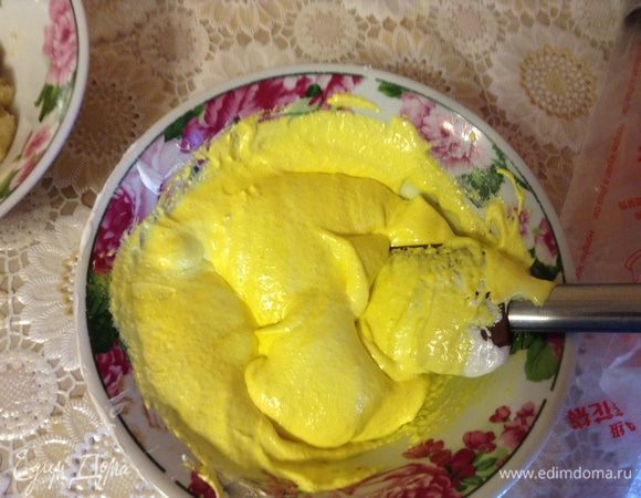 В другую миску вылить вторые 55 г белков, взбить их в легкую пену. Одновременно поставить на огонь сотейник, в котором соединить сахар — 150 г и воду — 37 мл. Ни в коем случае не мешать, можно только наклонить сотейник, чтобы вода равномерно покрыла сахар. Довести до 116–118°С. Я довожу до 116°С, до 118°С — иногда. Влить тонкой струйкой в слегка взбитые белки. При этом взбивать на средней скорости. Взбивать до твердых пиков, пока масса не остынет до 35°С или же не выше 50°С. Взбитую меренгу осторожно спатулой ввести в первую массу. Мешать движениями снизу вверх. Тесто готово, когда оно стекает со спатулы непрерывной лентой и не рвется.