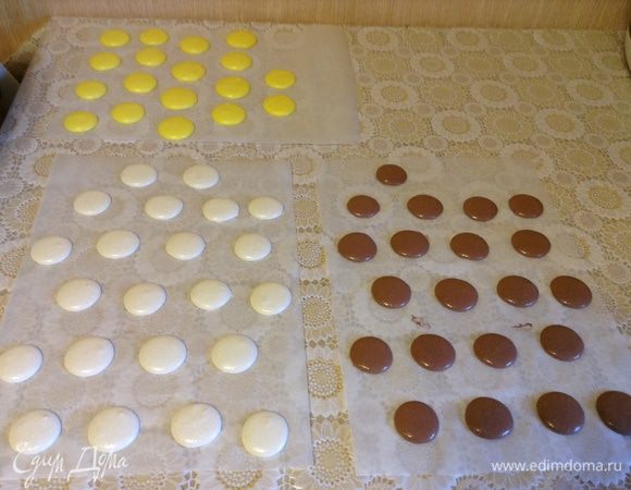 Тесто переложить в кондитерский мешок с круглой насадкой 0,8–1см. Отсадить макарон на пергамент (очень важно, чтобы он был качественный, еще лучше — силиконизированый) или силиконовый коврик. Держать мешок ровно вертикально, выбрать точку и давить на нее. Когда макарон достигнет диаметра 3–4 см, быстро убрать мешок. Если вы не уверены, что сможете отсадить ровно, нарисуйте себе с помощью рюмки с обратной стороны пергамента окружности.