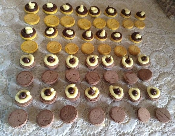 Оставить печенье подсыхать на 1 час, должна образоваться очень плотная корка сверху. Разогреть духовку до 165°С (это зависит от вашей духовки, для меня это оптимальная температура). В рецептах встречается температурный режим от 140°С до 185°С. Печь 10–12 минут. Я держу 12 минут. Достать, дать неколько минут, чтобы остыли, перемазать начинкой, сложить в герметичный контейнер, отправить минимум на ночь в холодильник, а лучше на сутки.