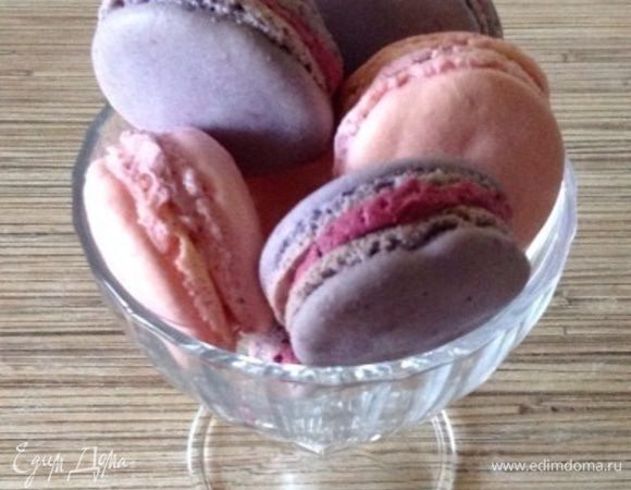 Ягодная начинка. Белки и сахар поставить на паровую баню. Постоянно помешивая, довести массу до растворения сахара. Постоянно мешайте, чтобы белки не свернулись и доведите смесь до 42–45°С. Затем снять с бани, дать немного остыть и взбить до мягких пиков, ввести мягкое масло, взбивать до гладкости и блеска. Ягоды (любую кислую) пробить блендером, протереть через сито, ввести аккуратно в крем. Крем поставить на 15–20 минут в холодильник, начинить макарон.