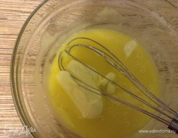 Лимонная начинка. Это одна из моих любимых. С лимона в сотейник выдавливаем сок, предварительно снимаем цедру, также добавляем в сотейник натертый имбирь (около 1 ч. л.), а также половину сахара. Доводим все до кипения, параллельно соединяем желтки со второй половиной сахара и немного взбиваем, вводим горячий сироп в желтки через сито, очень быстро мешая. Затем верните смесь в сотейник и доведите до загустения на минимальном огне. Снимите, добавьте белый шоколад, введите мягкое масло. Перелейте в удобную посуду, накройте плотно пленкой, чтобы она соприкасалась с кремом, уберите в холод на 1 час.