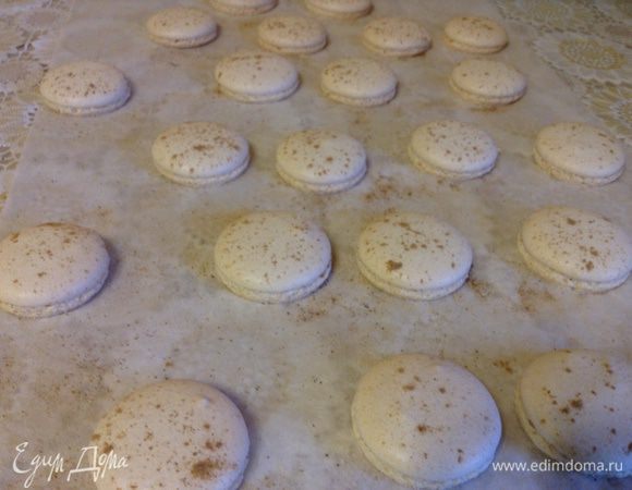 Кофейная начинка. Я очень люблю кофе, поэтому данная начинка как раз для меня. Также при выпечке самих макарон (под эту начинку) краситель лучше не добавлять, а после того как отсадили, присыпать половинки молотой корицей. Для крема молоко и кофе довести в сотейнике до кипения. В другой посуде соединить желтки, сахар, крахмал, муку. Влить немного горячего молока в желтковую смесь и вымешать до однородности. Все вернуть в сотейник, постоянно помешивая, дать загустеть на маленьком огне, снять с плиты, добавить шоколад и масло, переложить в удобную посуду. Плотно прикрыв пленкой, дать остыть в холодильнике не менее часа. Потом взбить сливки и ввести в крем.