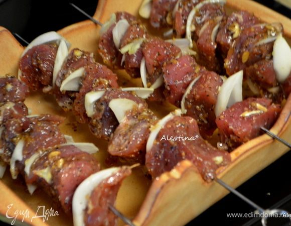 Луковицу можно использовать красную или репчатый лук. Луковицу крупно нарезаем, нанизываем на шампура, чередуя: свинина, лук, свинина, лук.