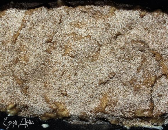 И сверху оставшуюся часть сахара.
Ставим в разогретую духовку на 40 минут.