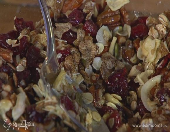 Мюсли соединить с клюквой и орехами, посолить, добавить растопленное масло, все перемешать.