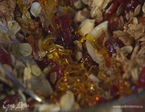 Влить в полученную массу сахарный сироп, вымешать.