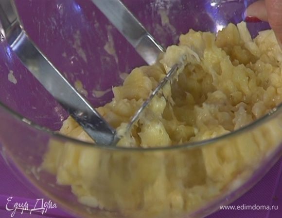 Банан почистить и размять вилкой или толкушкой.