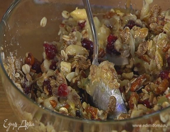 Добавить в мюсли размятый банан, корицу и все перемешать.