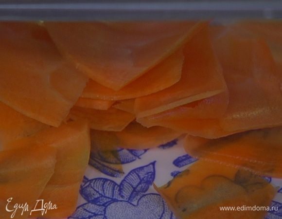 Морковь и свеклу почистить и нарезать тонкими хлопьями или натереть на терке.