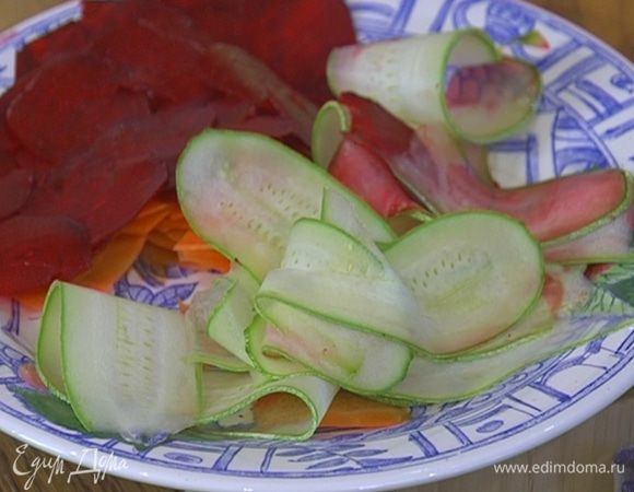 Цукини, не очищая, нарезать длинными тонкими полосками.