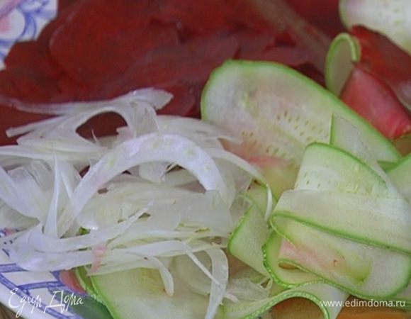 Фенхель нарезать или натереть на специальной терке тонкими кружками.