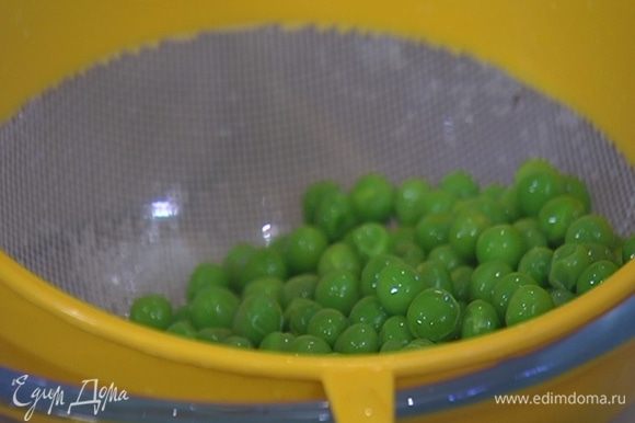 Зеленый горошек отваривать несколько минут, затем обдать ледяной водой.
