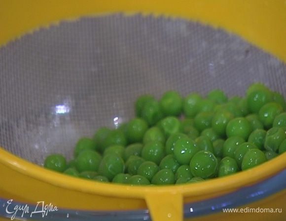 Зеленый горошек отваривать несколько минут, затем обдать ледяной водой.