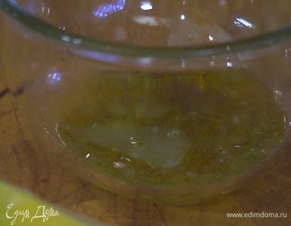 Приготовить заправку: оливковое масло Extra Virgin соединить с лимонным соком, посолить, поперчить и перемешать.