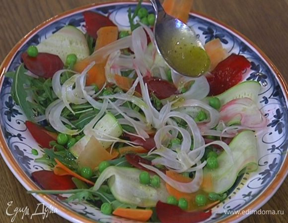 Листья салата выложить на блюдо, полить частью заправки, сверху разложить цукини, морковь и свеклу, слегка сбрызнуть заправкой, затем выложить горошек и фенхель, полить все оставшейся заправкой и украсить листьями мяты.