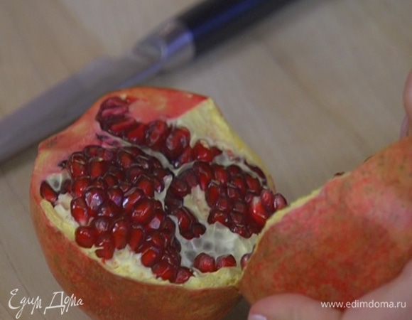 Гранат почистить, выжать 100–120 мл сока (немного зерен оставить для украшения).