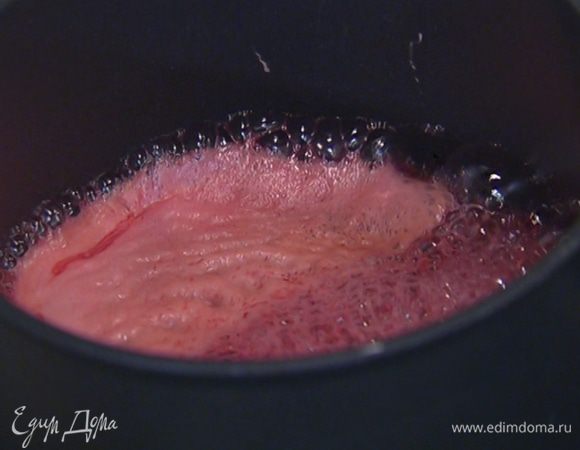 Гранатовый сок уварить в небольшой кастрюле, так чтобы осталось 3–4 ст. ложки.