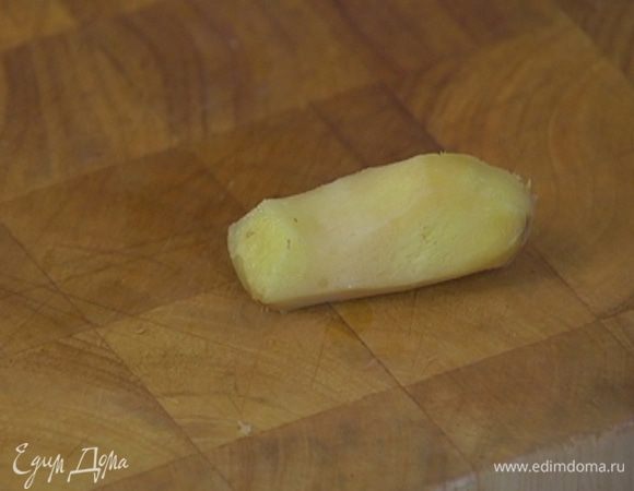 Имбирь почистить и натереть на мелкой терке.