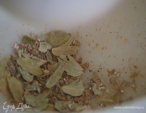 Стручки кардамона измельчить в ступке.