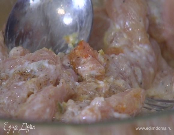 Куриные грудки поместить в глубокую посуду, посолить, поперчить, полить лимонным соком, 2 ст. ложками оливкового масла, добавить натертый имбирь, измельченный кардамон, чили, посыпать свежемолотой смесью перца, влить йогурт и все перемешать.