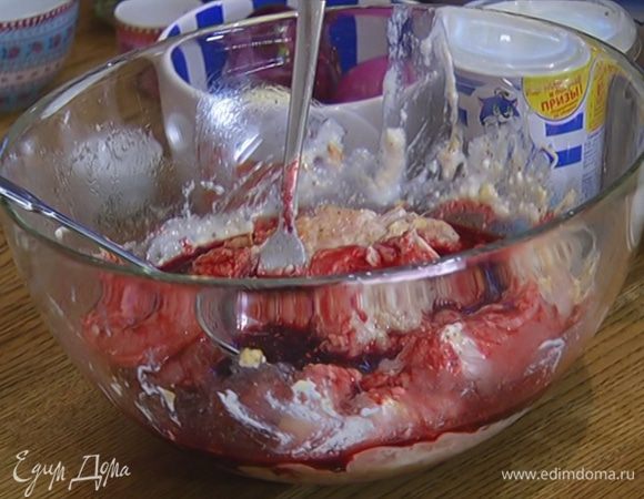 Полить грудки гранатовым соусом, еще раз перемешать и оставить мариноваться на 20–30 минут.