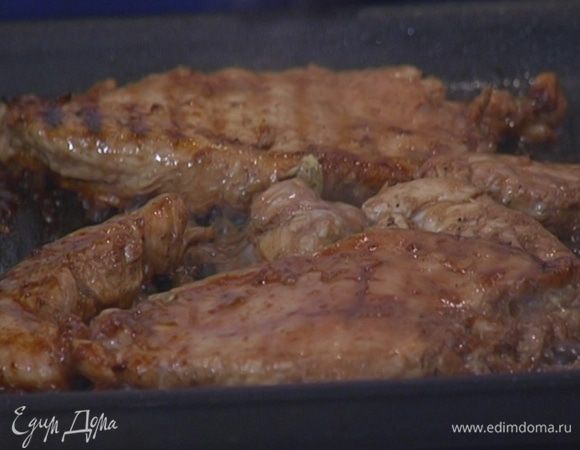 Разогреть в сковороде-гриль оставшееся оливковое масло и обжаривать куриные грудки с двух сторон 7–10 минут до готовности.