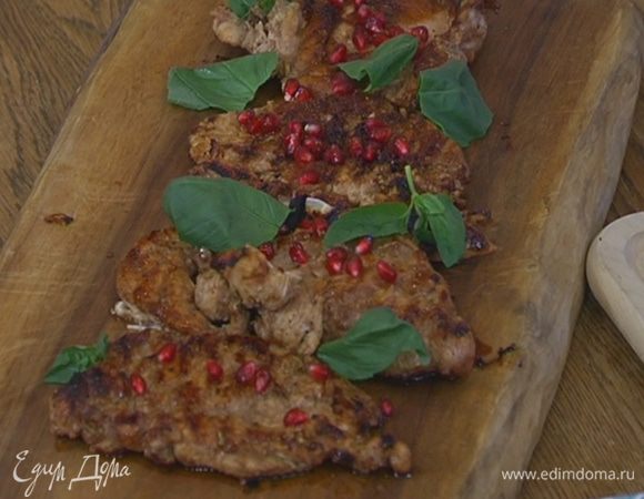 Готовые грудки переложить на деревянную доску, украсить гранатовыми зернами и листьями базилика.
