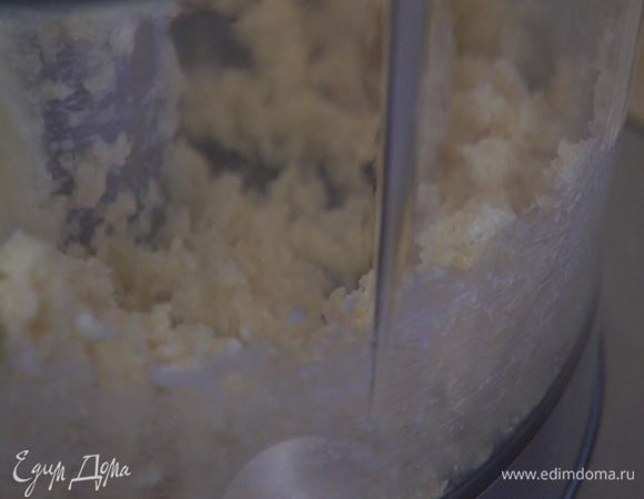 Сахар и 180 г предварительно размягченного сливочного масла взбить в комбайне в однородную массу.