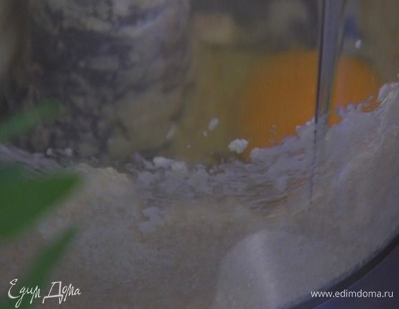 Не прекращая взбивать, по одному ввести 2 яйца, затем добавить сливочный сыр и ввести еще 1 яйцо.